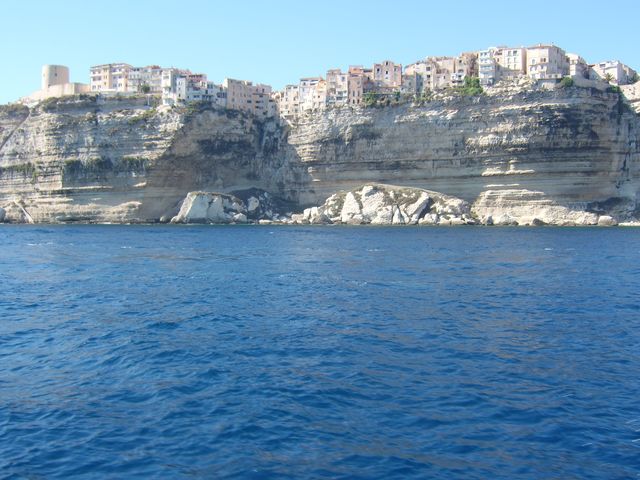 Photo ville haute depuis la mer